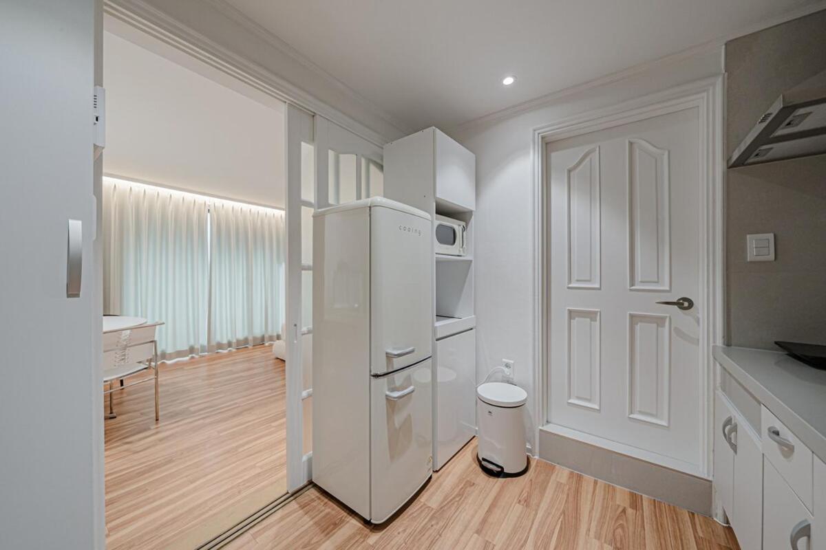 201 Apgujeong 2nd, 1 Bath Queen Bed *