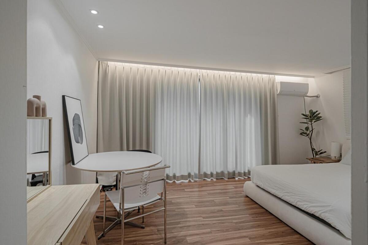 201 Apgujeong 2nd, 1 Bath Queen Bed *