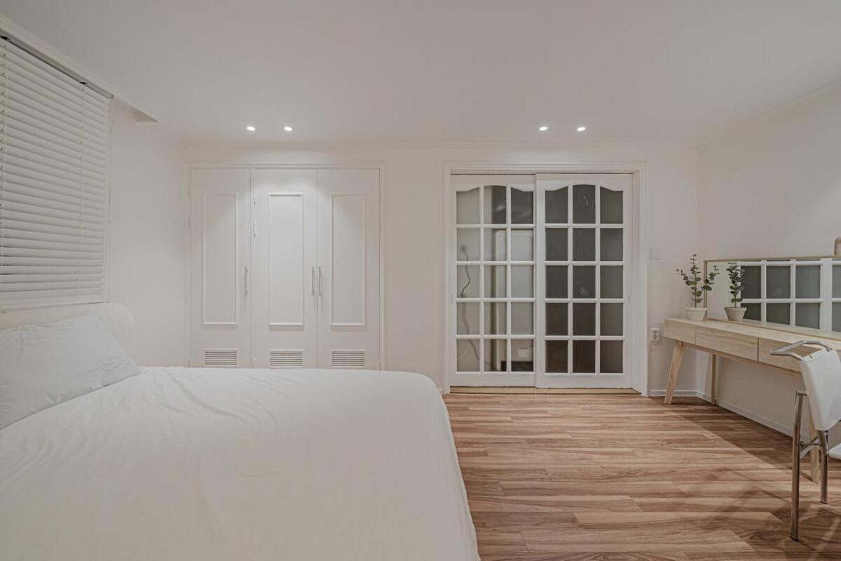 Holiday home 201 Apgujeong 2nd, 1 Bath Queen Bed