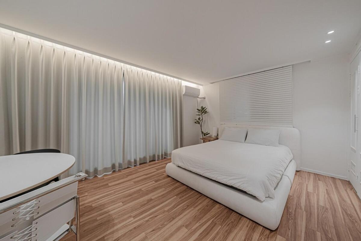 201 Apgujeong 2nd, 1 Bath Queen Bed *