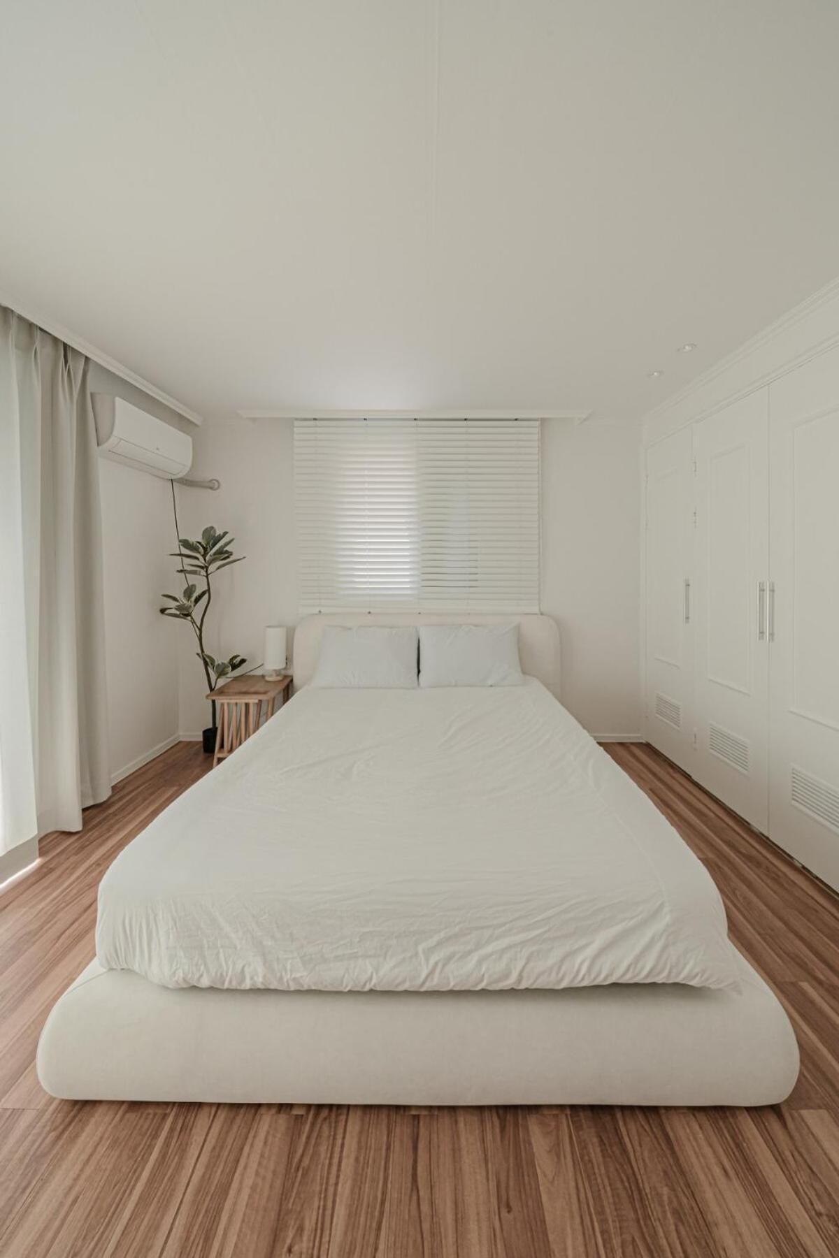 201 Apgujeong 2nd, 1 Bath Queen Bed