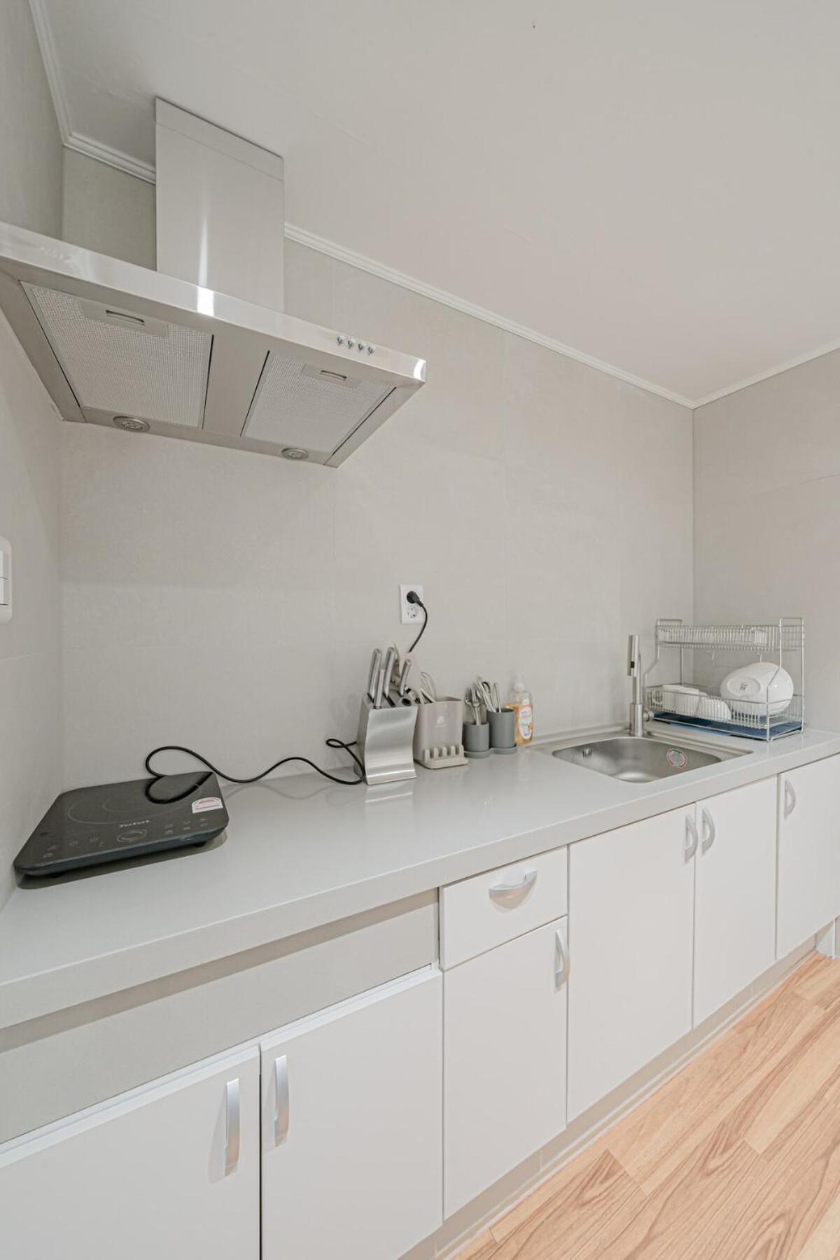 201 Apgujeong 2nd, 1 Bath Queen Bed