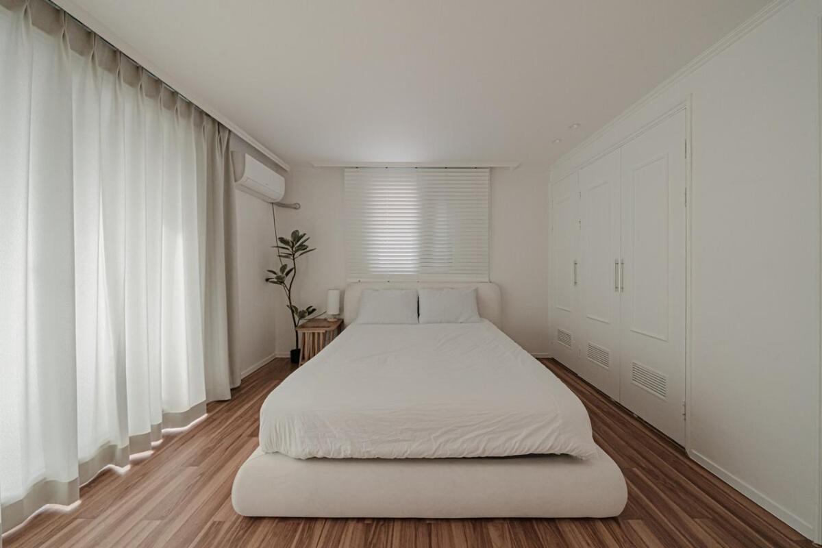 Holiday home 201 Apgujeong 2nd, 1 Bath Queen Bed