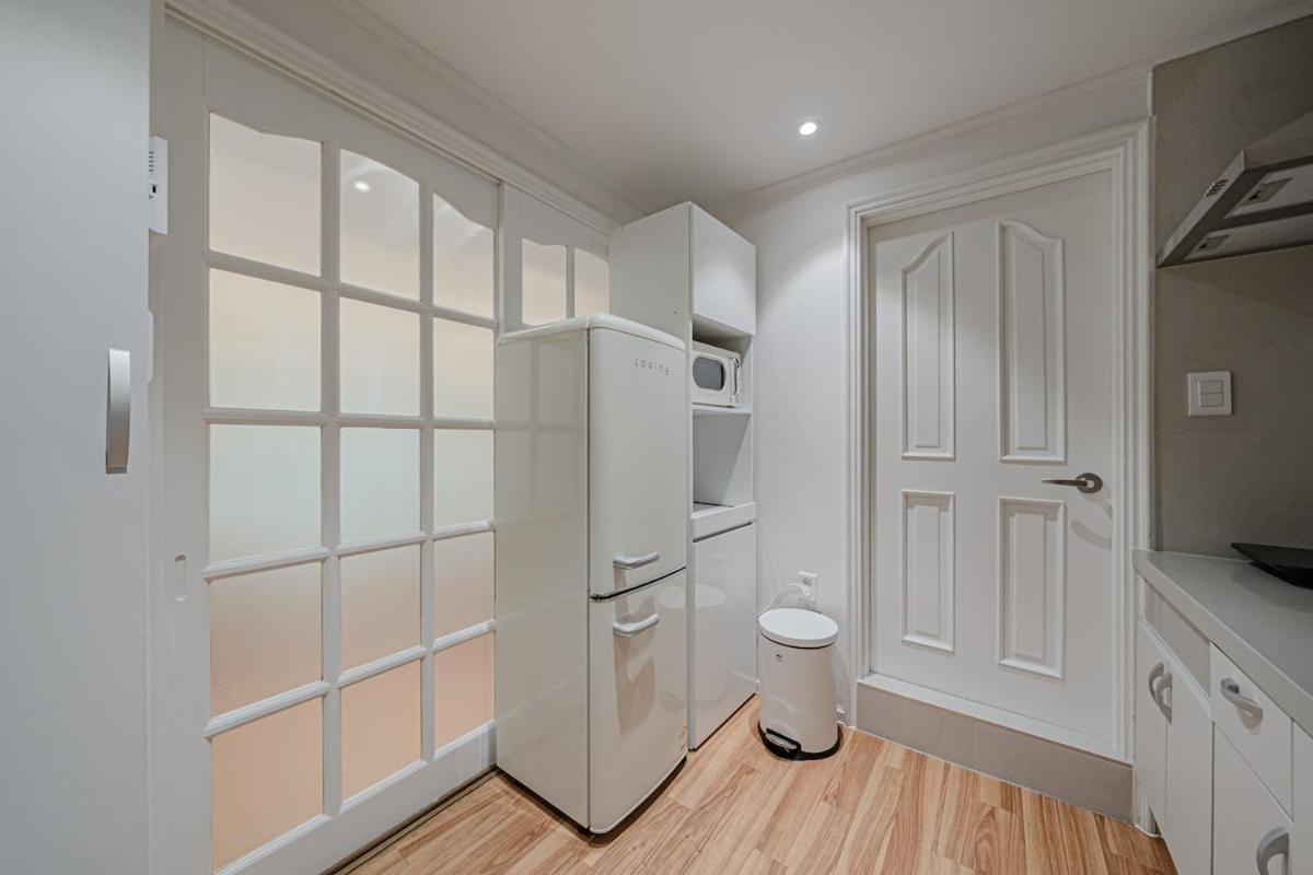 Holiday home 201 Apgujeong 2nd, 1 Bath Queen Bed *