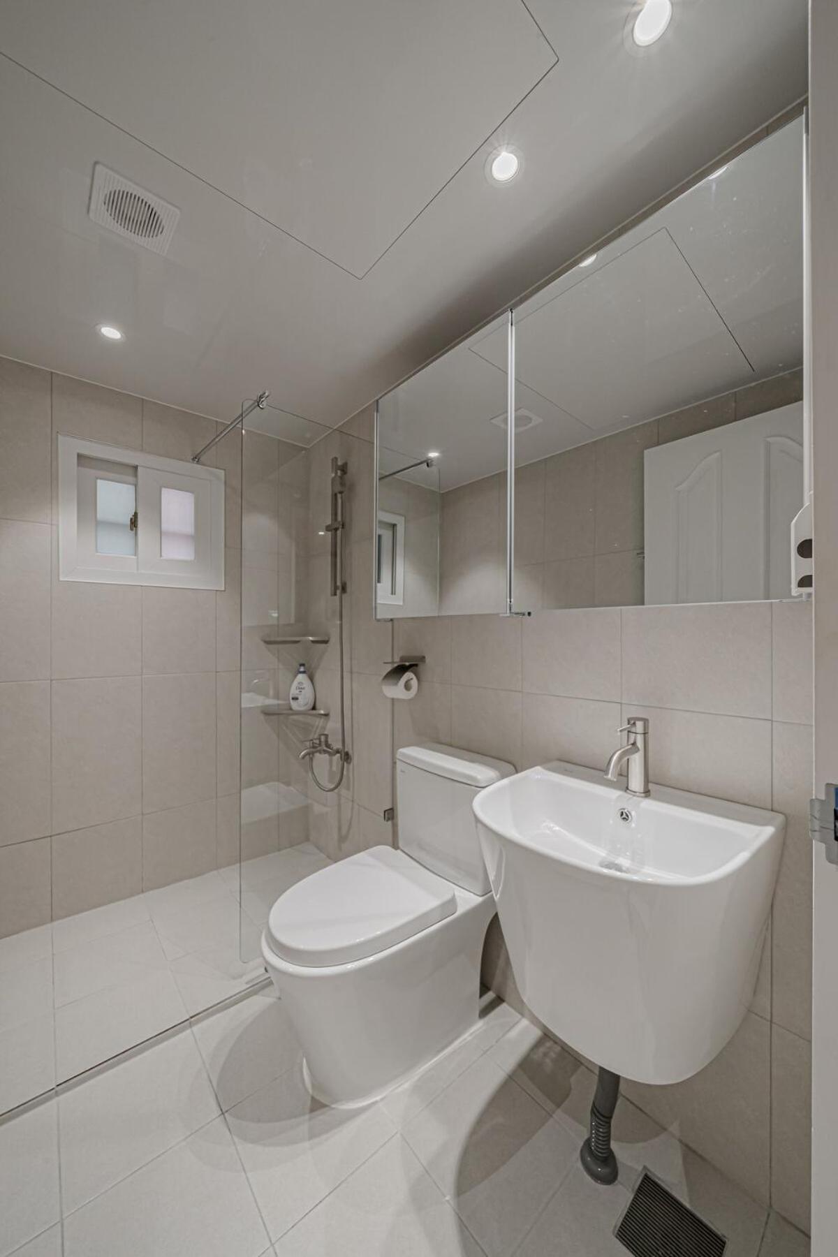 201 Apgujeong 2nd, 1 Bath Queen Bed * Seoul