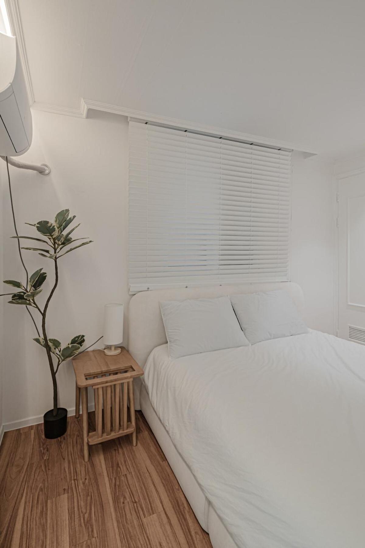 201 Apgujeong 2nd, 1 Bath Queen Bed * Seoul