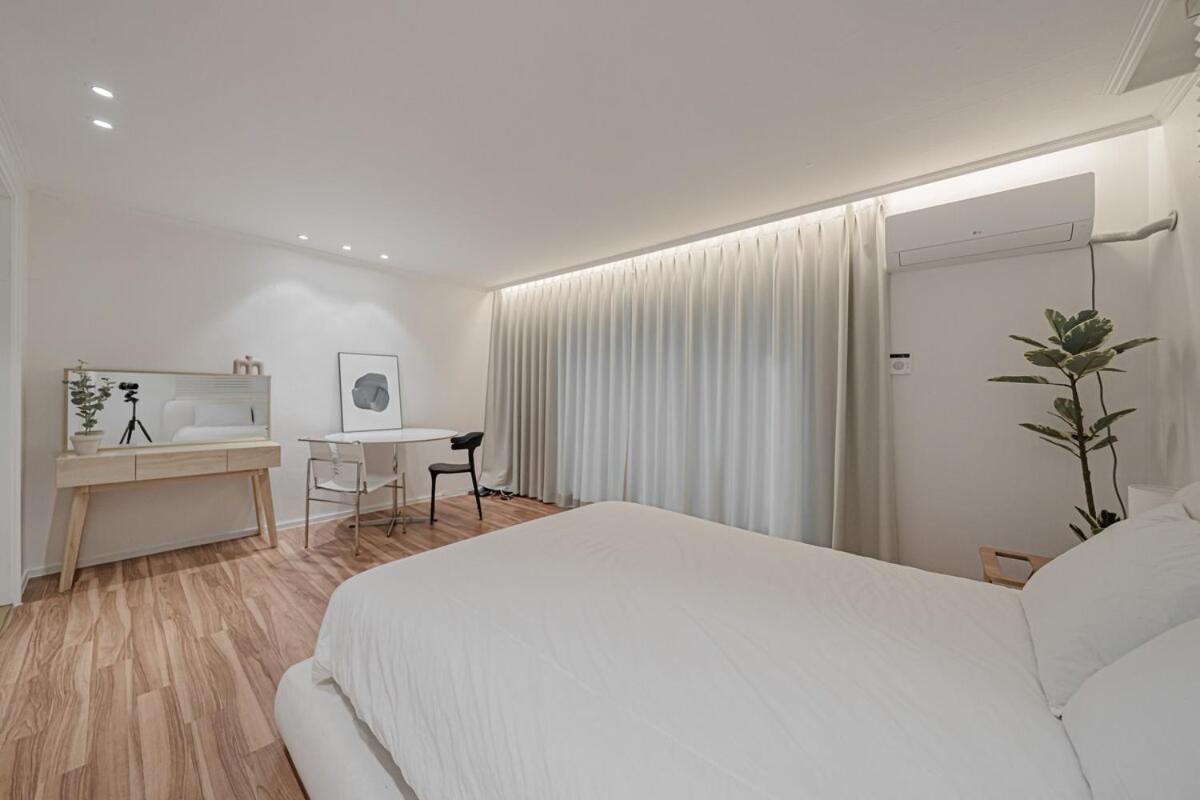 201 Apgujeong 2nd, 1 Bath Queen Bed *